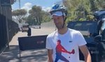 Novak Djoković potrafi śmiać się z siebie. Na trening przyszedł w... kasku [WIDEO]