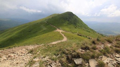 Schody w Bieszczadach i beton w Gorcach to koniec górskich przygód?