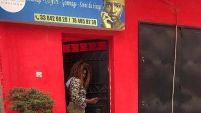 La façade rouge du salon Sweet Beauté à Dakar.