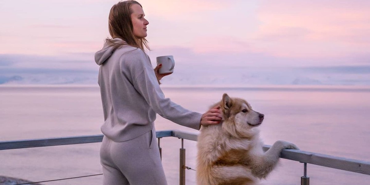 Zamieszkała przez 2 tys. osób stolica archipelagu Longyearbyen jest najbardziej wysuniętym na północ miastem na świecie. Na zdjęciu: Cecilia Blomdahl ze swoim psem.