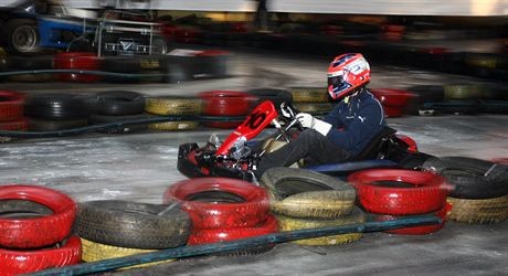 KRAKOW TOR GOKARTOWY PREZENTACJA BMW SAUBER I CERTINANA ZDJECIU KIEROWCA F1 ROBERT KUBICA JEZDZI GOKARTEM16 11 2006FOT TOMASZ JAGODZINSKI AGENCJA KRAKFOTO