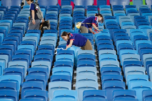 Japońscy kibice sprzątają stadion. Zdjęcie z 2014 r.