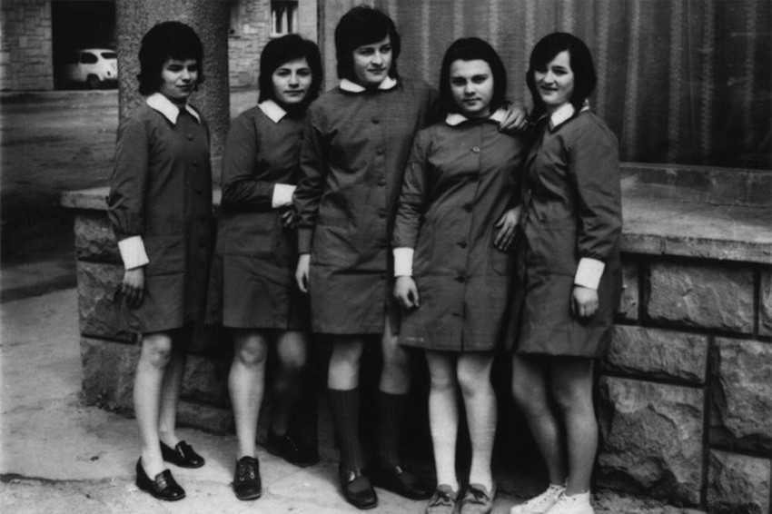 Milica Kostić, krajnja desno, sa drugaricama iz Medicinske škole