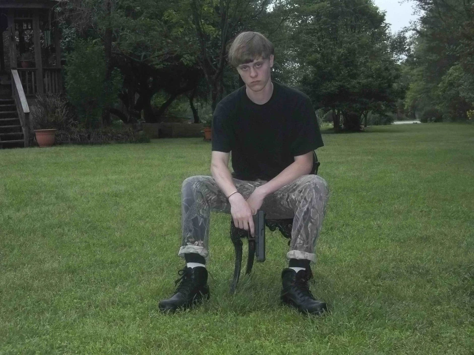 Ruf pozira sa pištoljem