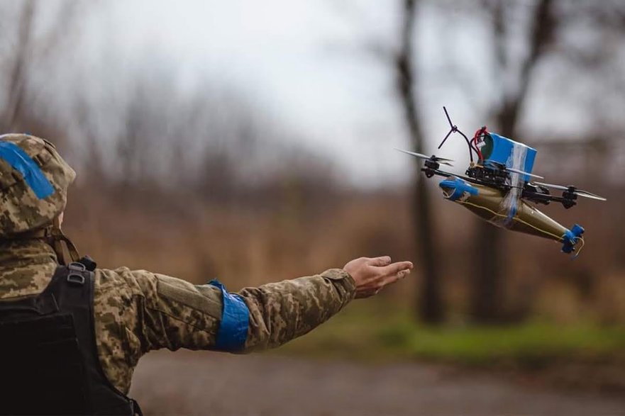 Wirnikowe bezzałogowce FPV są głównie bronią uderzeniową, zastępując przeciwpancerne pociski kierowane i częściowo artylerię.