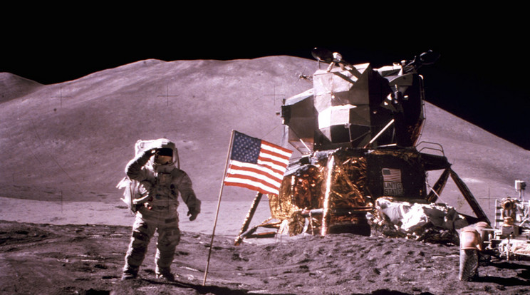 A Holdat elsőként amerikai egség érte el, Neal Armstrong tett sétát elsőként a felszínen 1969-ben
