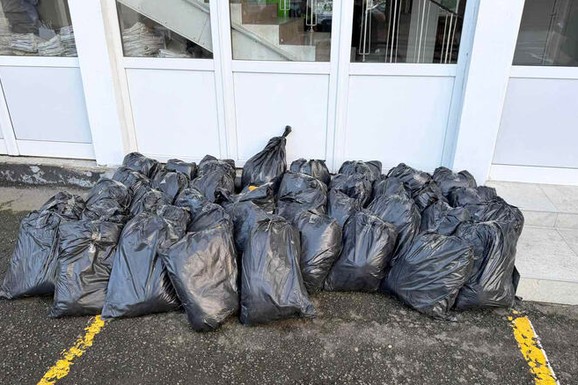 (FOTO) Policija otkrila SKRIVENI BUNKER u kamionu, a u njemu - 400 kg duvana! Šteta budžetu Srbije oko 4.400.000 dinara