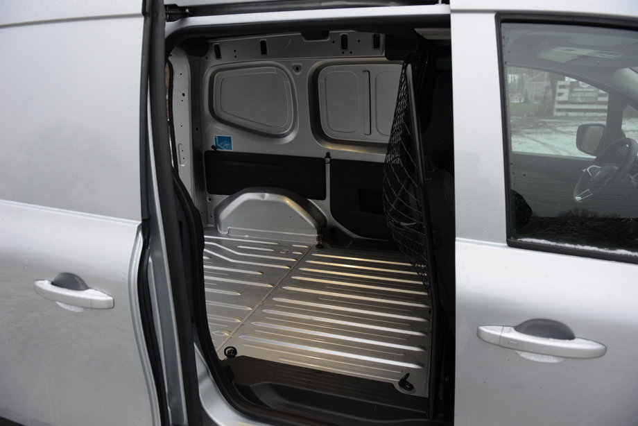 Renault Kangoo Van 1.5 dCi ma też boczne drzwi, które ułatwiają dostęp do przestrzeni ładunkowej..
