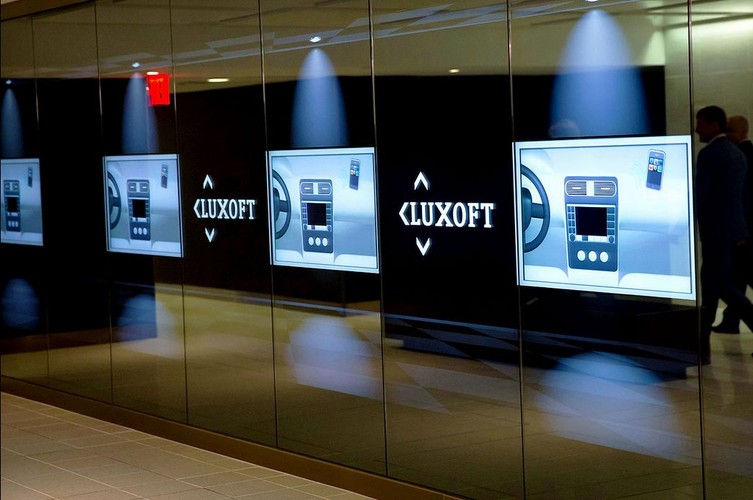 Luxoft to międzynarodowa firma informatyczna z siedzibą w Szwajcarii. Jest notowana na nowojorskiej giełdzie NYSE. Świadczy usługi IT dla globalnych firm m.in. z branży finansowej, motoryzacyjnej, telekomunikacyjnej i transportowej. Wśród jej klientów był m.in. Boeing czy IBM. <br>Spółka powstała w 2000 r. w Moskwie jako wydzielona część rosyjskiego koncernu IBS Group. Dziś Luxoft posiada 22 placówki na całym świecie i zatrudnia ponad 8 tys. osób. <br>Na polskim rynku spółka zadebiutowała w 2010 roku. Ma oddziały w Krakowie, Wrocławiu i Gdańsku. W tej chwili zatrudnia w naszym kraju 600 specjalistów, do końca 2015 roku chce przyjąć kolejne 600 informatyków. Kraków ma stać się głównym oddziałem operacyjnym rosyjskiego koncernu w Europie.