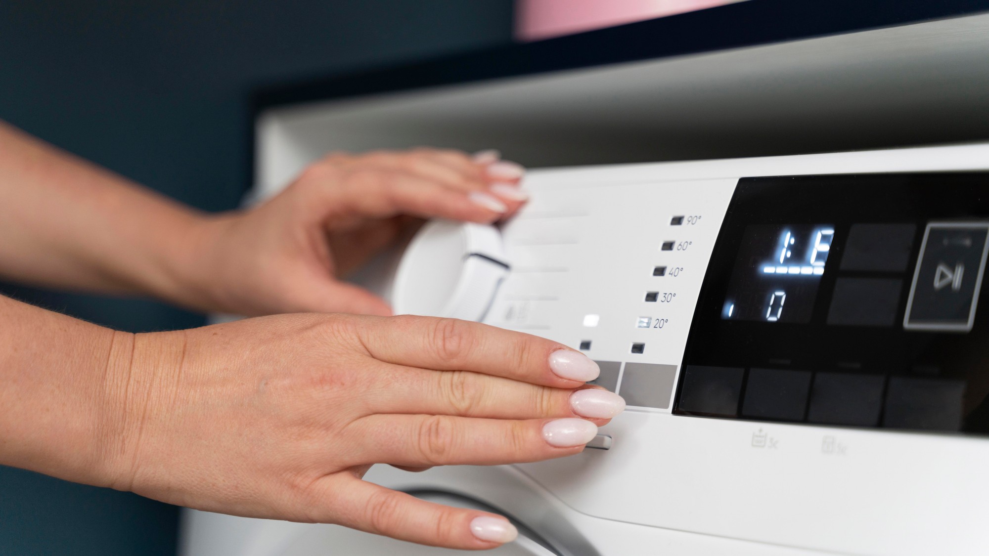 Správny výber programu ovplyvňuje životnosť oblečenia i práčky.