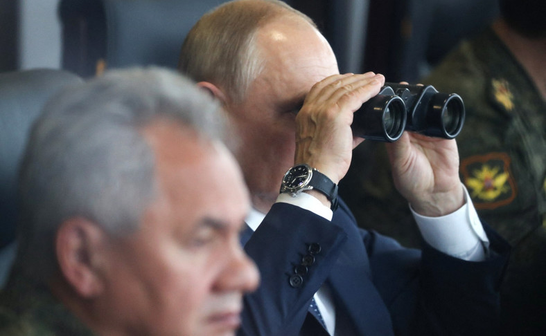 Władimir Putin i minister obrony Rosji Siergiej Szojgu obserwują ćwiczenia wojskowe Zapad 2021