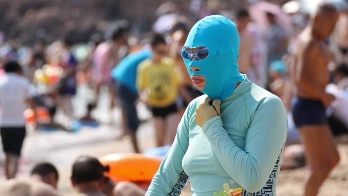 Tego lata na plażach w chińskim mieście Qingdao zagościła nowa moda. Plażowicze ukrywają przed słońcem całe ciało, w tym również twarz. Służy do tego specjalny strój kąpielowy, który okrzyknięty został przez zachodnie media "facekini" (od angielskich słów "twarz" i "bikini").