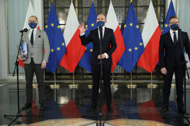 Przewodniczący Platformy Obywatelskiej Borys Budka (C) oraz posłowie Michał Szczerba (L) i Dariusz Joński (P) podczas konferencji prasowej w Sejmie