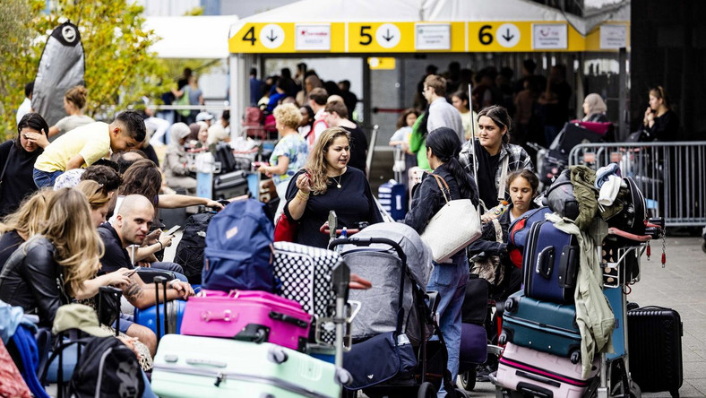 Pasażerowie oczekujący na lotnisku w Rotterdamie