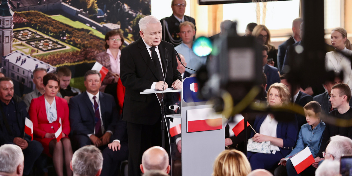 Prezes Prawa i Sprawiedliwości Jarosław Kaczyński podczas wizyty w miejscowości Piekoszów (woj. świętokrzyskie).