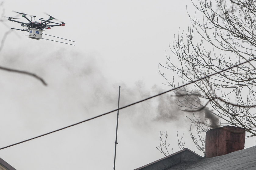 Katowice. Straż miejska wykorzystuje drony do badania spalin z kominów