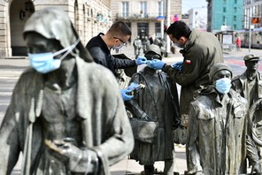 Wrocławski pomnik przypomina o obowiązku zasłaniania twarzy