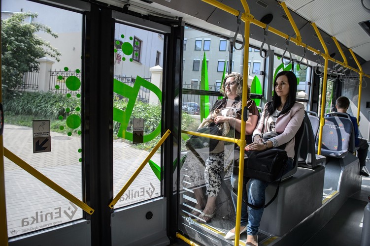 Trasa EKO-linii rozpoczyna się na Krakowskim Przedmieściu przy pl. Litewskim po stronie Baobabu. Następnie elektryczny autobus pojedzie przez ul. 3 Maja, Dolną 3 Maja i al. Solidarności, na której nie jest przewidziany przystanek. Z al. Solidarności Eko-bus skręci w Wodopojną. Później pojedzie Królewską, Bernardyńską, pl. Wolności i Kapucyńską. Koniec trasy przewidziany jest na placu Litewskim.<br><br>fot.  (wp/cat) PAP/Wojciech Pacewicz