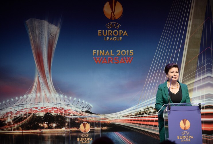 Trofeum Ligi Europy w rękach prezydent Warszawy Hanny Gronkiewicz-Waltz
