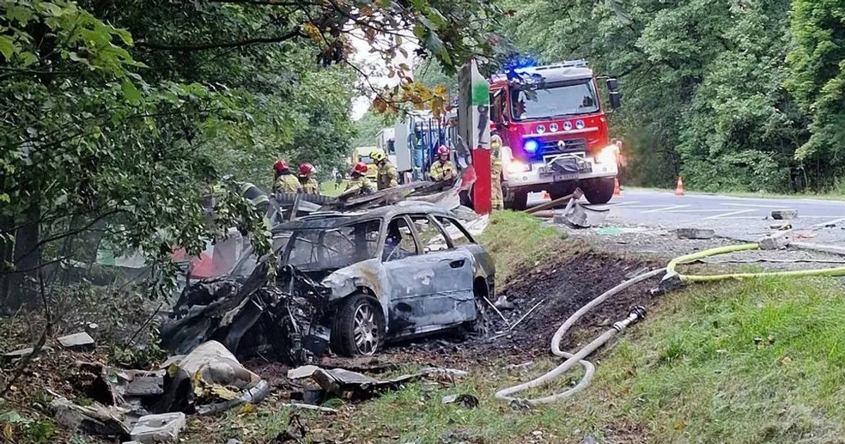 Tragiczny poranek pod Oleśnicą. Samochód roztrzaskał się o przystanek