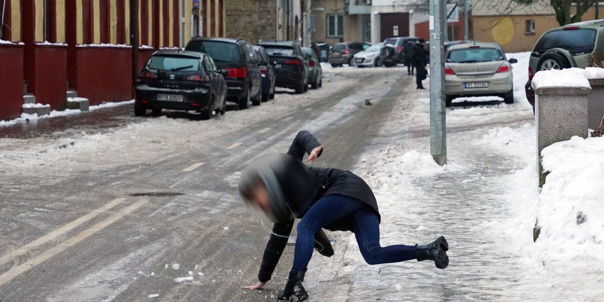 Za poniesiony wypadek na oblodzonym chodniku można wystąpić o odszkodowanie lub zadośćuczynienie.