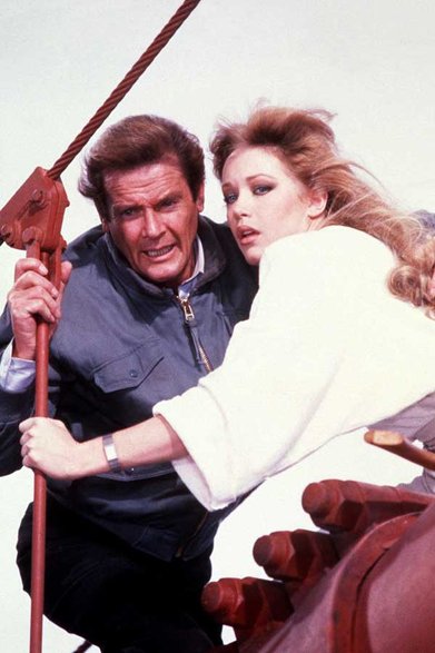 Roger Moore i Tanya Roberts w filmie "Zabójczy widok" (1985)