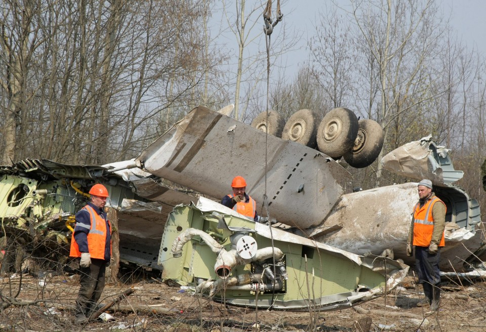 Wrak samolotu Tu-154, fot. PAP/EPA