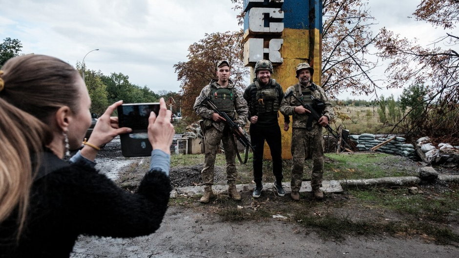 Kupiańsk, żołnierze którzy wyzwolili miasto spod okupacji rosyjskiej robią sobie pamiątkowe zdjęcie