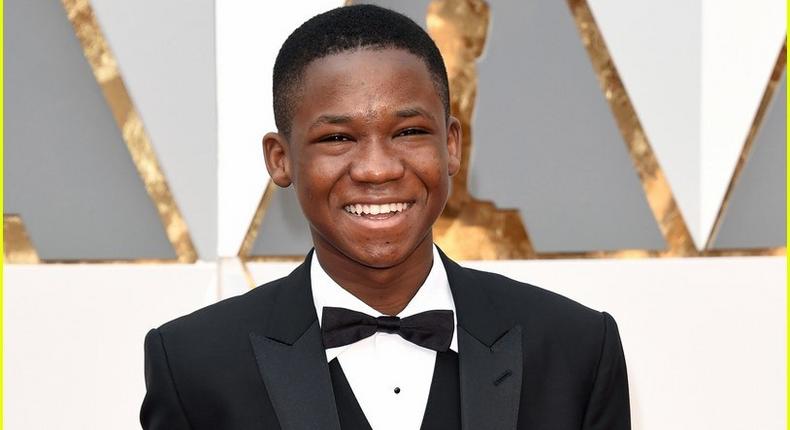 Abraham Attah gives thumb up on the 2016 Oscars red carpet