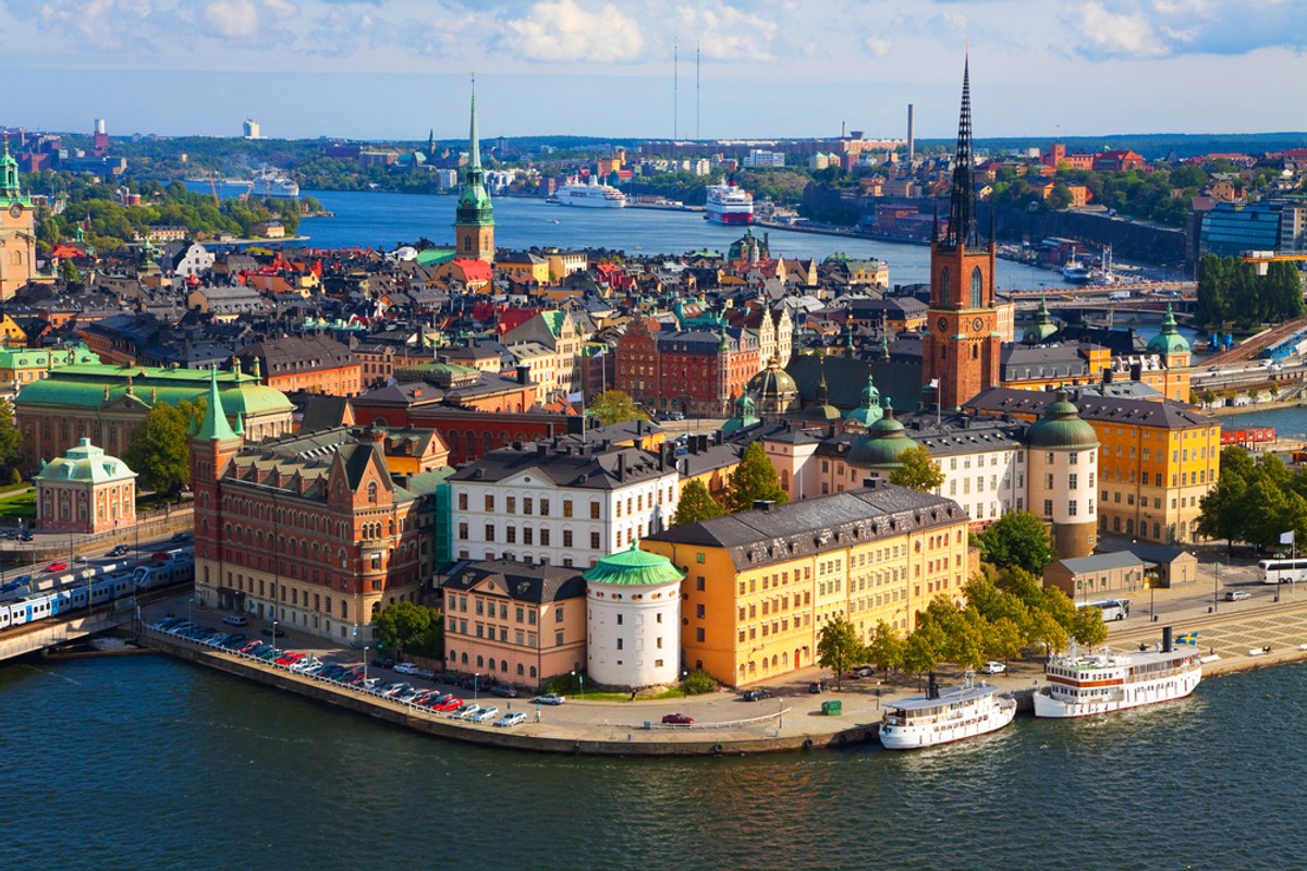 Sztokholm Największe miasto i stolica państwa. Serce Szwecji. Warto tu zobaczyć m.in.: Pałac Królewski (Kungliga Slottet), katedrę, ratusz (Stadshuset), Dom Rycerstwa i Szlachty (Riddarhuset) oraz Muzeum Okrętu „Vasa” (Vasamuseet). Znakomitym miejscem do zwiedzania jest także tutejszy skansen pokazujący życie codzienne Szwedów w przeszłości.