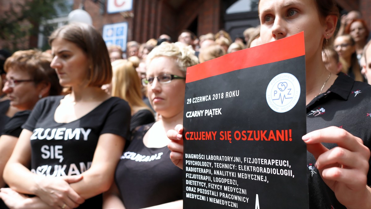 Porozumienie Zawodów Medycznych (PZM), organizator dzisiejszego "czarnego protestu" w służbie zdrowia, zarzuca ministrowi zdrowia Łukaszowi Szumowskiemu brak woli dialogu. Resort dementuje: PZM rozpowszechnia nieprawdziwe informacje.