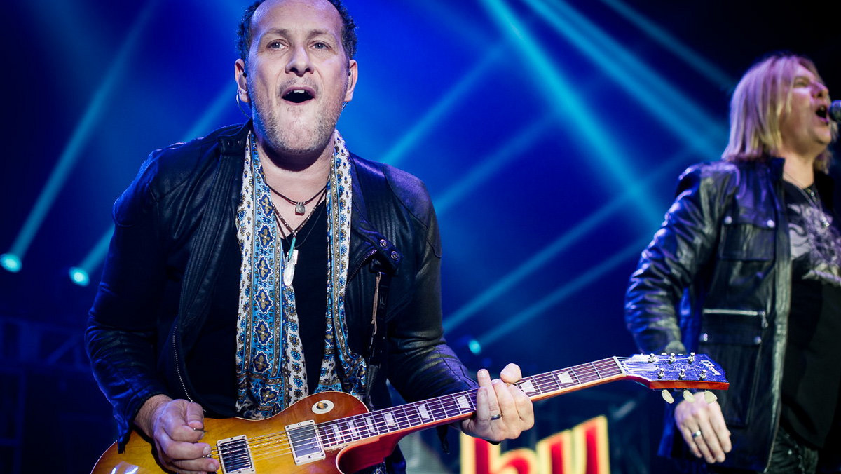 "Jestem zasmucony faktem, że mój rak powrócił" - napisał na Facebooku Vivian Campbell. Gitarzysta Def Leppard został zmuszony zrezygnować z koncertów grupy zaplanowanych w ramach letniej trasy koncertowej.