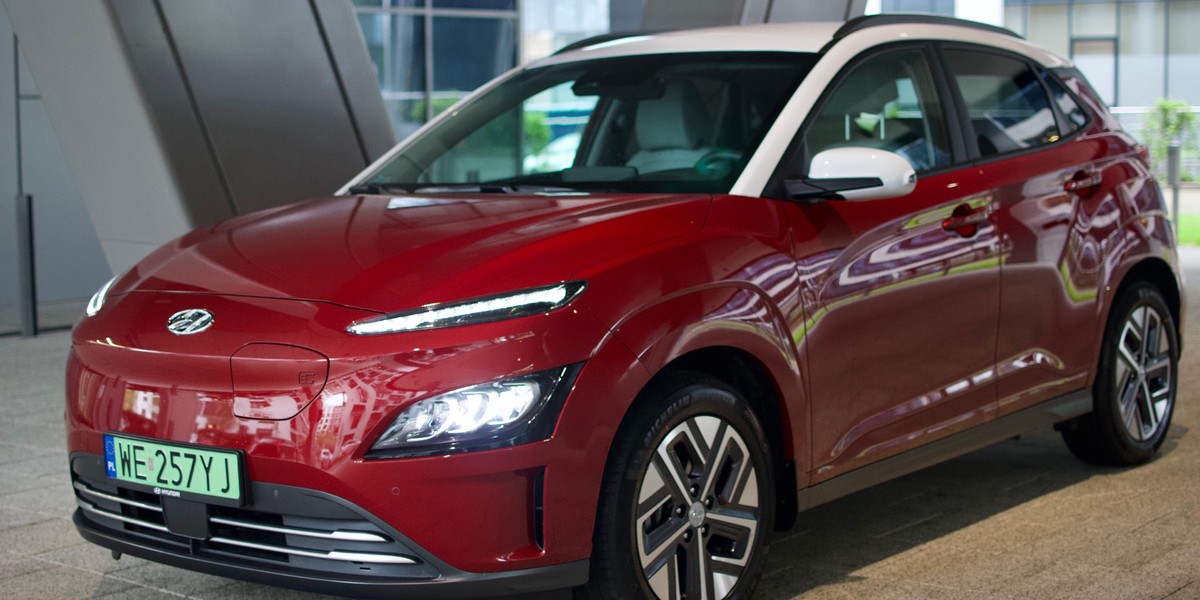 Nowy Hyundai Kona Electric kosztuje od 150 tys. 900 zł. Za egzemplarz jak na powyższym obrazku trzeba zapłacić o jedną trzecią więcej. 