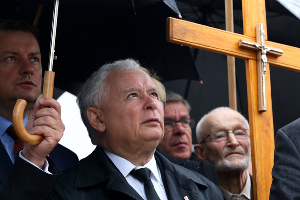 Według Nowoczesnej Jarosław Kaczyński nakłaniał do niedopełnienia swoich obowiązków nie tylko premier Beatę Szydło, ale także prezes Rządowego Centrum Legislacji Jolantę Rusiniak oraz "innych nieustalonych" pracowników RCL
