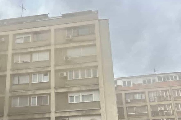 (FOTO) DRAMA U CENTRU BEOGRADA Izbio požar u poznatom kafiću, crni dim kulja kroz krov: Vatrogasci dojurili na lice mesta