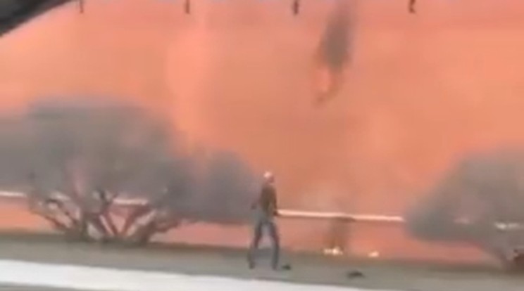 Az ismeretlen férfi az akció után még utoljára fenyegető mozdulatot tett a Kreml épülete felé / Fotó: Twitter