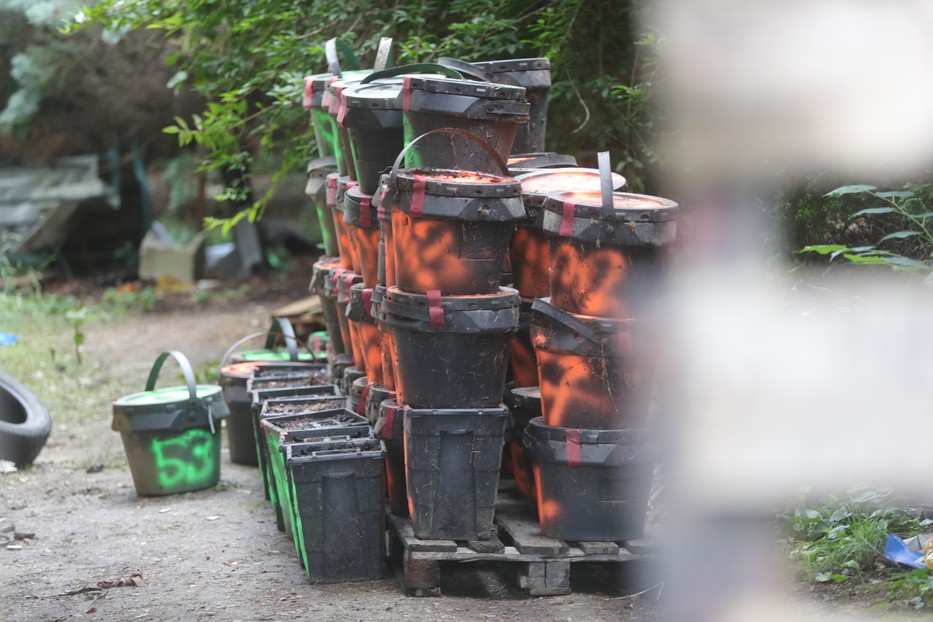 A képen látható vödröket le-foglalta a rendőrség. A fér-fi valószínű ezekben tárolta az ellopott testrészeket. / Fotó: Varga Imre