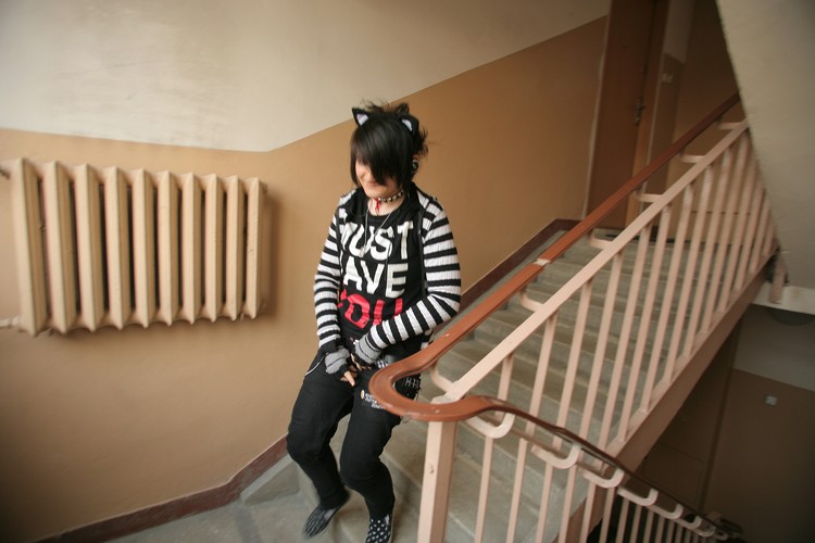 Emo udają małe dzieci, osoby wiecznie nieszczęśliwe, płaczące, samookaleczające się i przytulające do siebie nawzajem. Emo określają się jako biseksualne