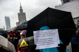 Stolica: Przepychanki pomiędzy uczestnikami "czarnego protestu" i działaczami pro-life