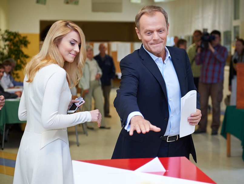 Fotoreporterzy szczególnie polowali na moment, w którym premier wrzuca kartę do głosowania do urny wyborczej...