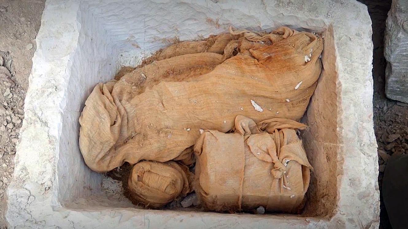Polacy znaleźli w Egipcie kamienną skrzynię ukrytą koło świątyni Hatszepsut  - Podróże