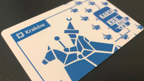 Karta krakowska umożliwia korzystanie ze zniżek na bilety komunikacji miejskiej, wstępów do miejskich instytucji i innych usług oferowanych przez partnerów programu