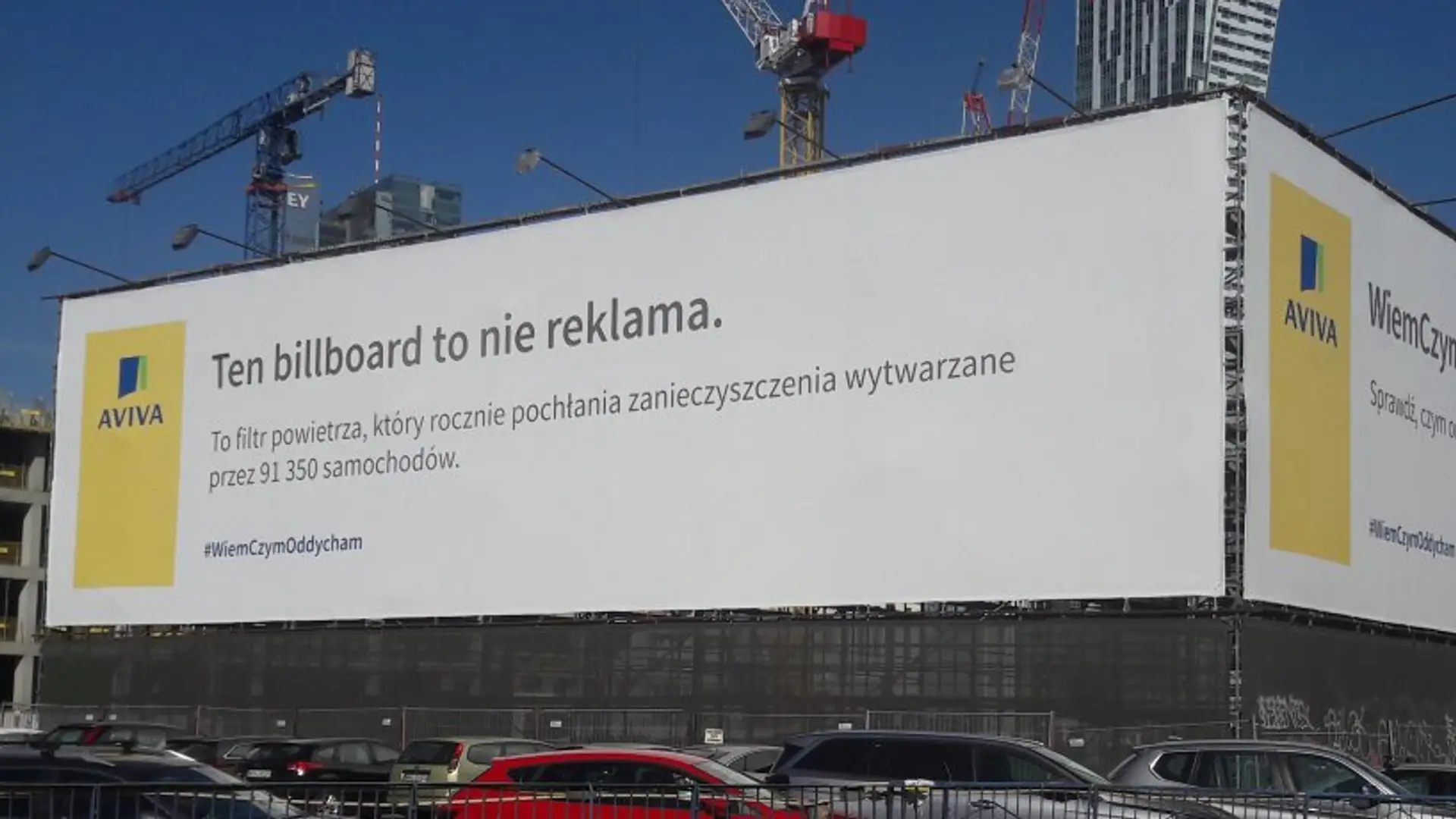 Billboard pochłaniający smog stanął w Warszawie. Pytamy eksperta, czy to działa