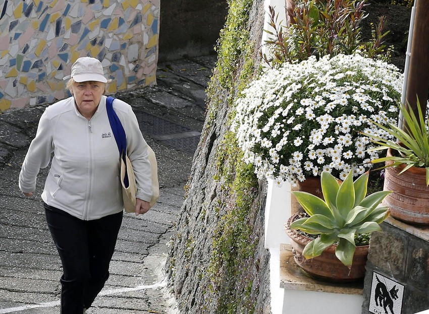 Oblačno je, ali i takvo vreme je pogodno za šetnju: Angela Merkel na Iskiji