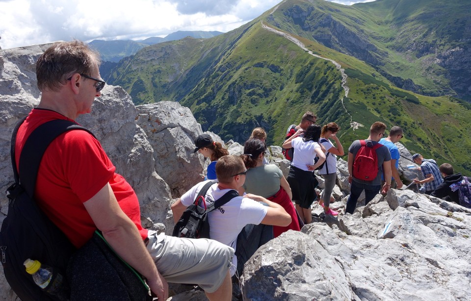 Tłumy w Tatrach. Gigantyczne kolejki na Giewont