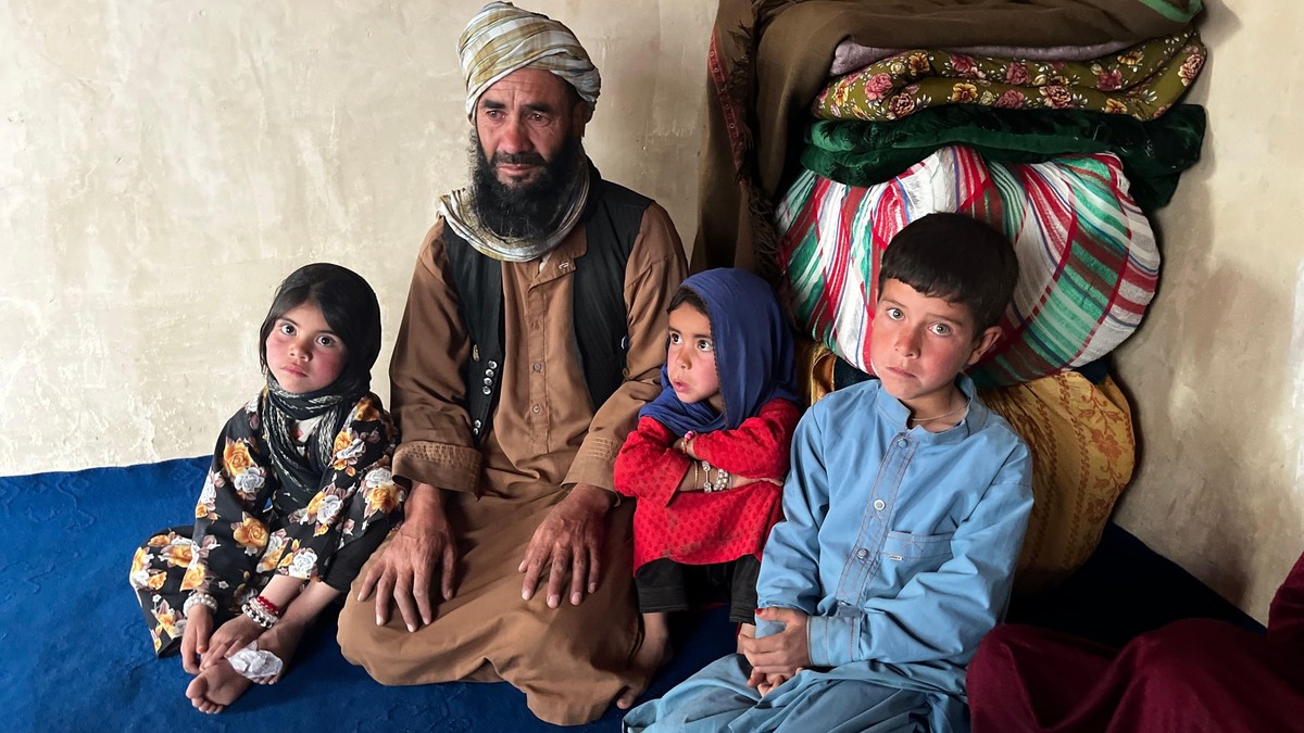 Abdul Rašid Azimi kaže da je spreman da proda jednu od njegovih ćerki da bi mogao da prehrani ostalu decu | Foto: Imogen Anderson/BBC