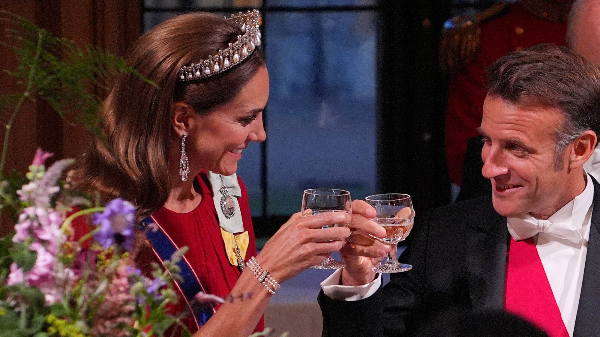 Princezná Kate s francúzskym prezidentom Emmanuelom Macronom na štátnom bankete na hrade Windsor v Berkshire v Británii 8. júla 2025. Yui Mok/Pool cez REUTERS