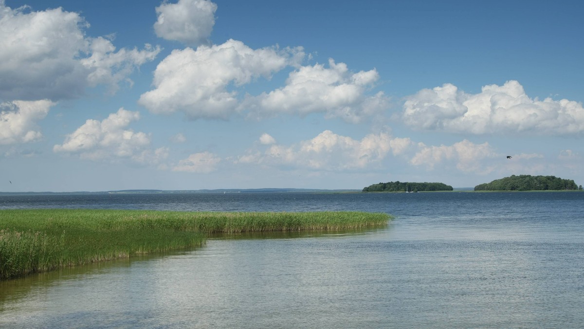 Rosnąca z roku na rok liczba turystów odwiedzających latem Wielkie Jeziora Mazurskie znacząco wpływa na gwałtowne obniżenie jakości wód w akwenach. Niewłaściwy sposób użytkowania akwenów może nawet powodować zamieranie jezior.