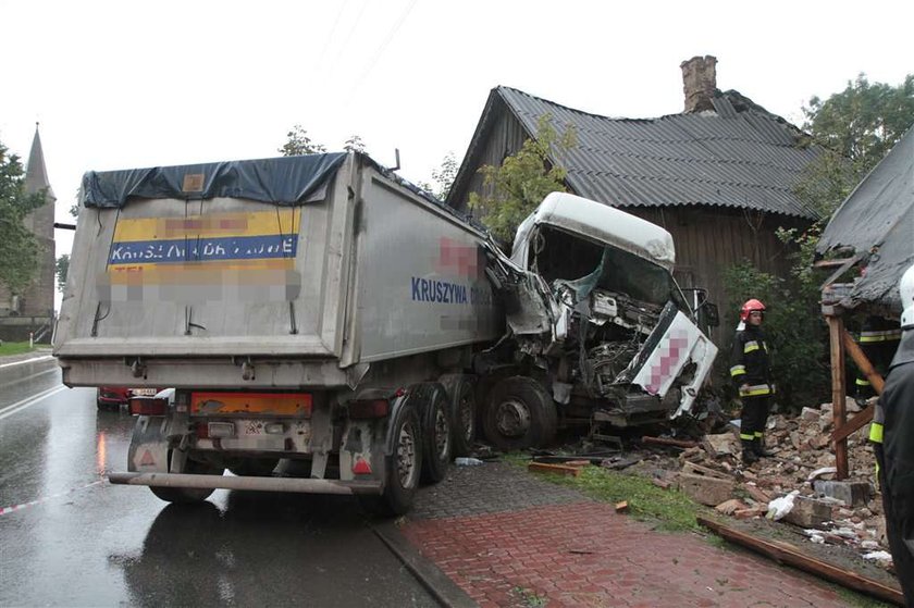 Tir wjachał w dom