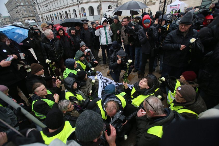 Zamieszanie w rocznicę Smoleńska. Protestują przeciwko ekshumacjom